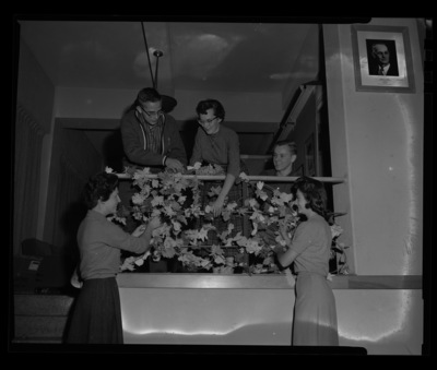 Boise area students decorating Student Union Building for Homecoming.