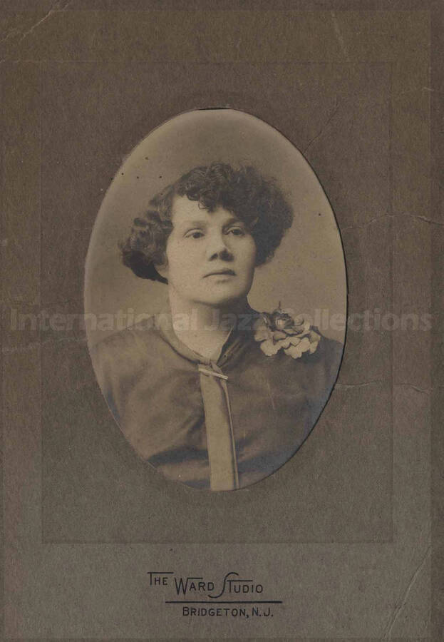 Unidentified woman. The photograph is in a paper frame. No inscriptions on the back of the photograph