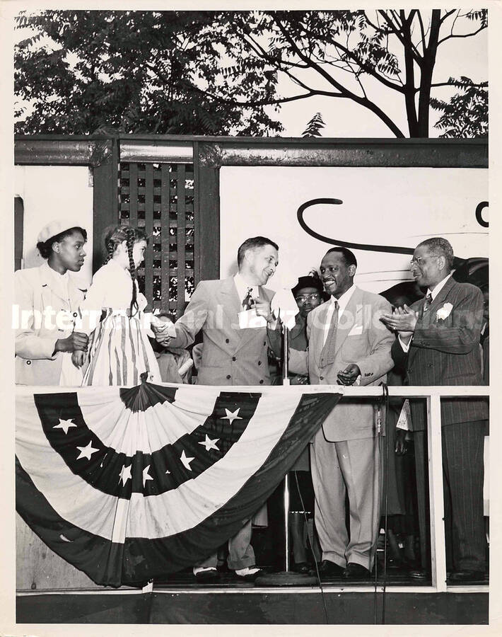 10 x 8 inch photograph. Lionel Hampton with unidentified persons