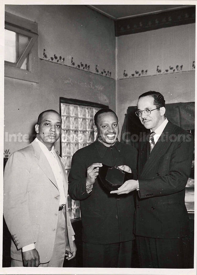 7 x 5 inch photograph. Lionel Hampton receiving a plaque. Handwritten on the back of the photograph: Spearman Beer page