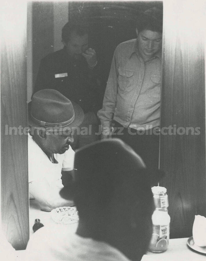10 x 8 inch photograph. Lionel Hampton signs autograph