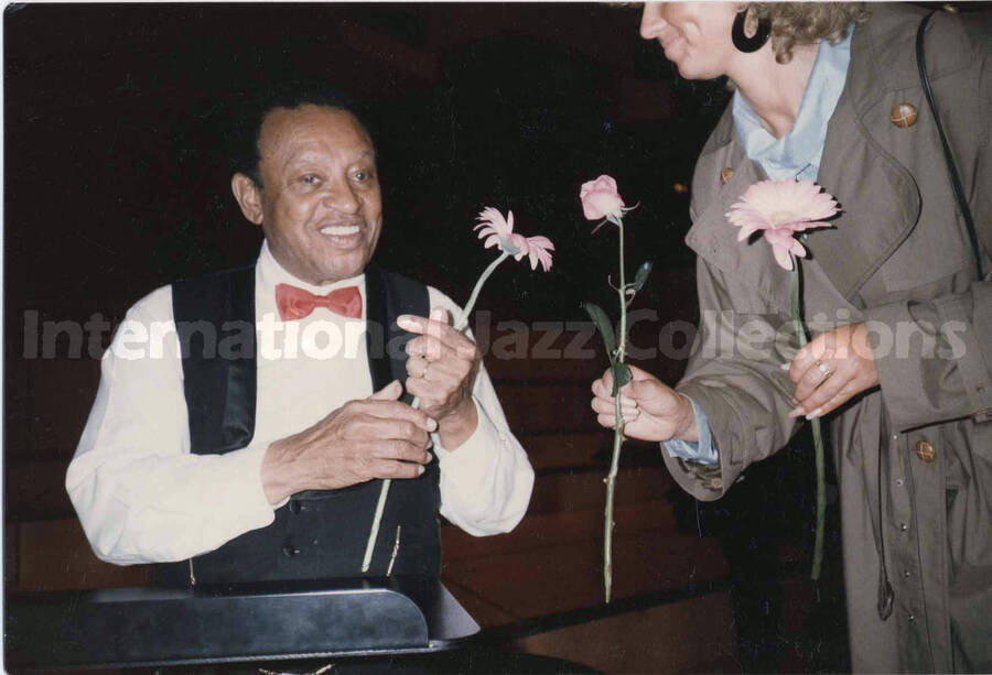 4 x 6 inch photograph. Lionel Hampton signs autograph