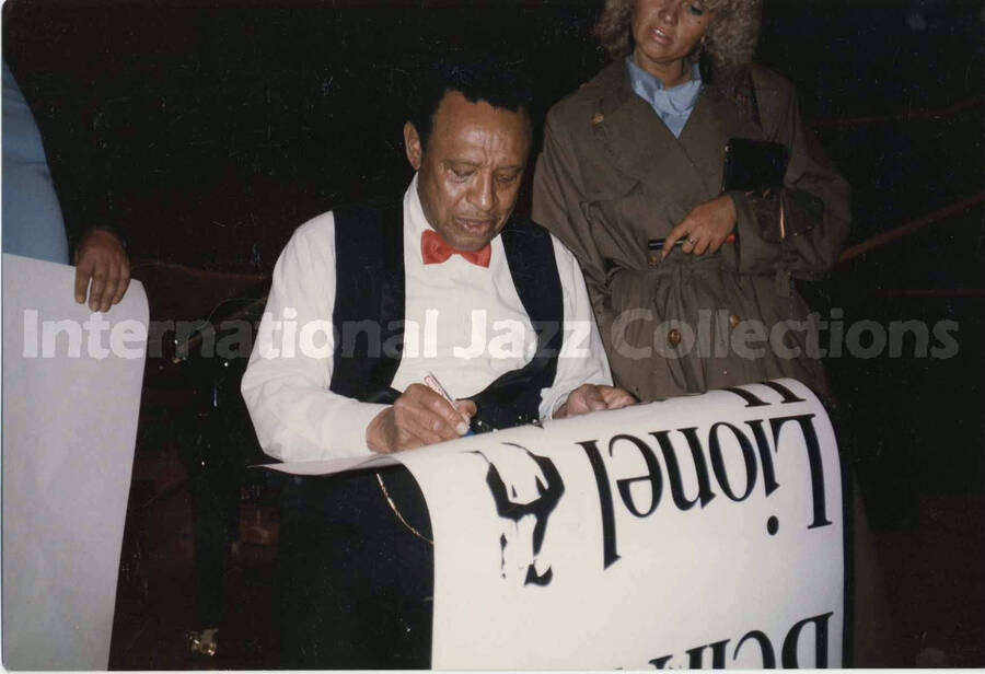 4 x 6 inch photograph. Lionel Hampton signs autograph