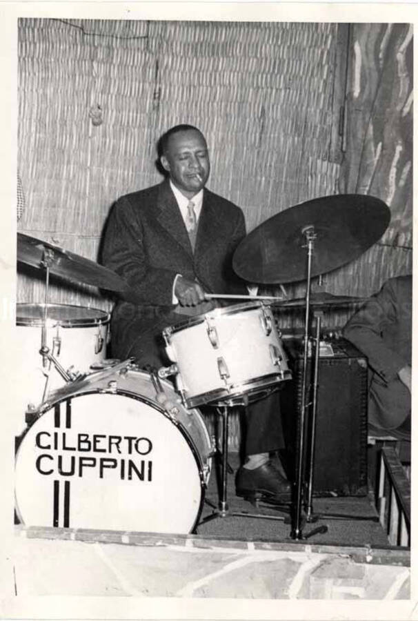 Lionel Hampton playing the drums in Italy. Inscribed on the drums: Gilberto Cuppini