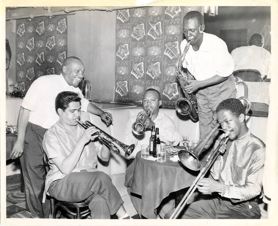 9 x 8 inch photograph. Lionel Hampton with unidentified musicians