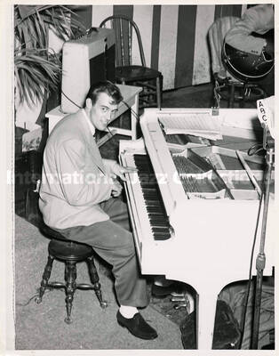 10 x 8 inch photograph. Doug Duke