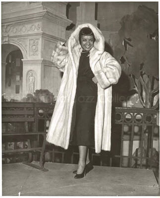 10 x 8 inch photograph. Gladys Hampton