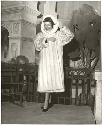 10 x 8 inch photograph. Gladys Hampton