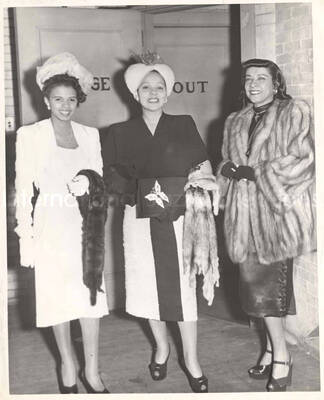 10 x 8 inch photograph. Gladys Hampton with unidentified women