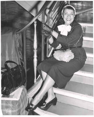 10 x 8 inch photograph. Gladys Hampton