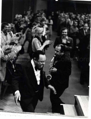 10 x 8 inch photograph. Lionel Hampton performing with band