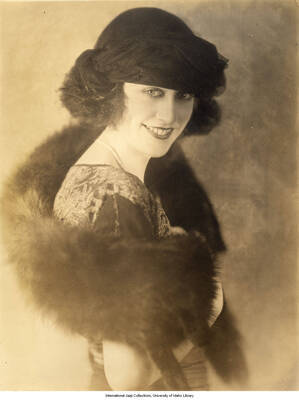 Black and white photograph of Lee Morse wearing a black hat and a fur stole.