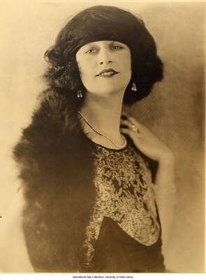 Black and white photograph of Lee Morse wearing a black hat and a fur stole.