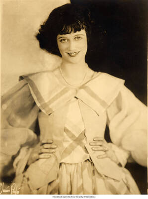 Black and white photograph of Lee Morse wearing a plaid dress.
