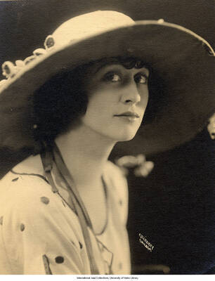 Black and white photograph of Lee Morse wearing a wide-brimmed hat.