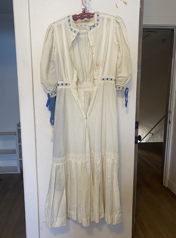Womens graduation dress, 1912