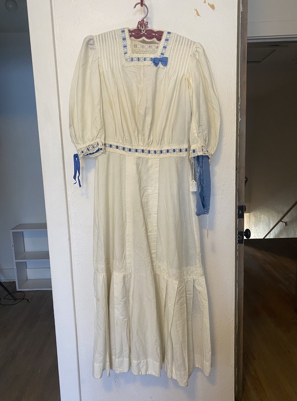 Womens graduation dress, 1912