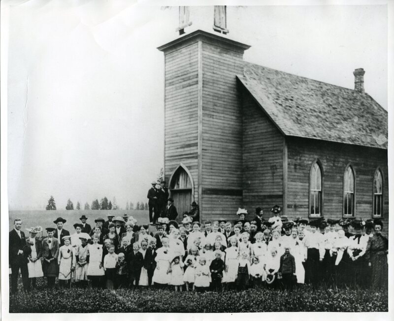 Large group of people posed in front of the Bethany Memorial Chapel, circa 1905.