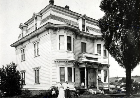 Historic image of the Almon Asbury Lieuallen residence. Left to right: Robert Witbeck, Lilly [Lillie] Lieuallen Woodworth, Mrs. Witbeck, Garrett Witbeck. Picture about 1902 from Lillian Woodworth Otness.