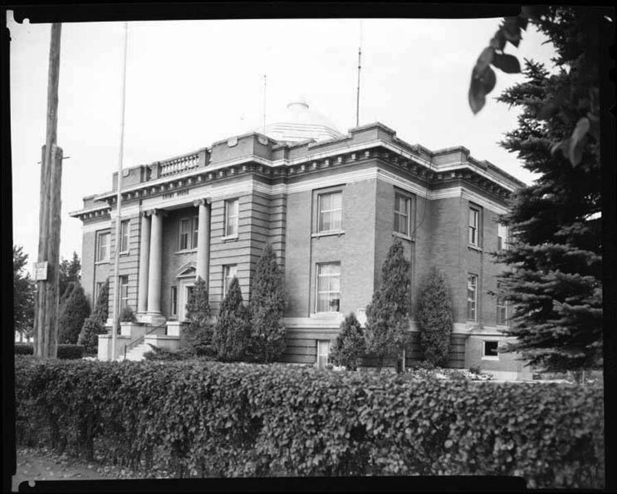 Image of the Fremont County Courthouse in St Anthony, Idaho.