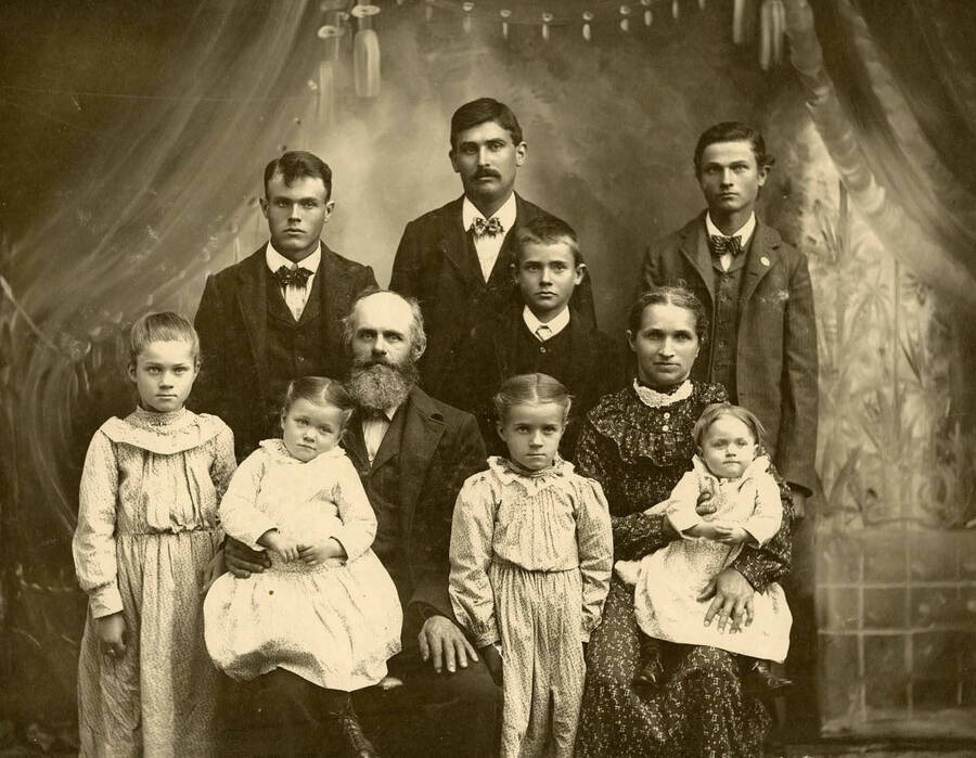 Fred Bysegger and his family. Names read as subjects appear, left to right, front to back: Bysegger, Emma; Bysegger, Ida; Bysegger, Fred; Bysegger, Mary; Bysegger, Anna; Bysegger, Clara; Bysegger, Willie; Bysegger, Fred Jr.; Bysegger, John; Bysegger, Charley