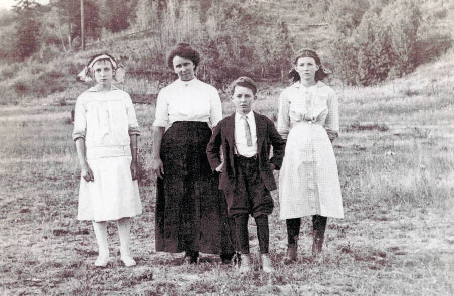 Family photo of Leta Kislig, Mrs. Kislig, Art Kislig, and Edith Kislig.
