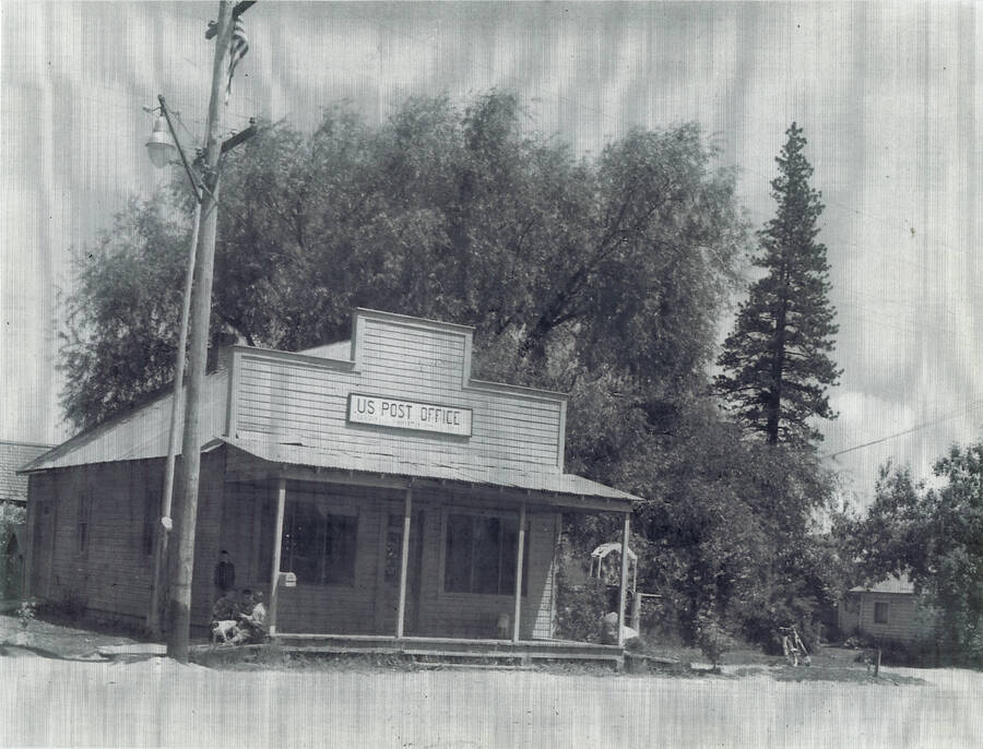 Front view of Princeton, ID Post Office with children in the entrance