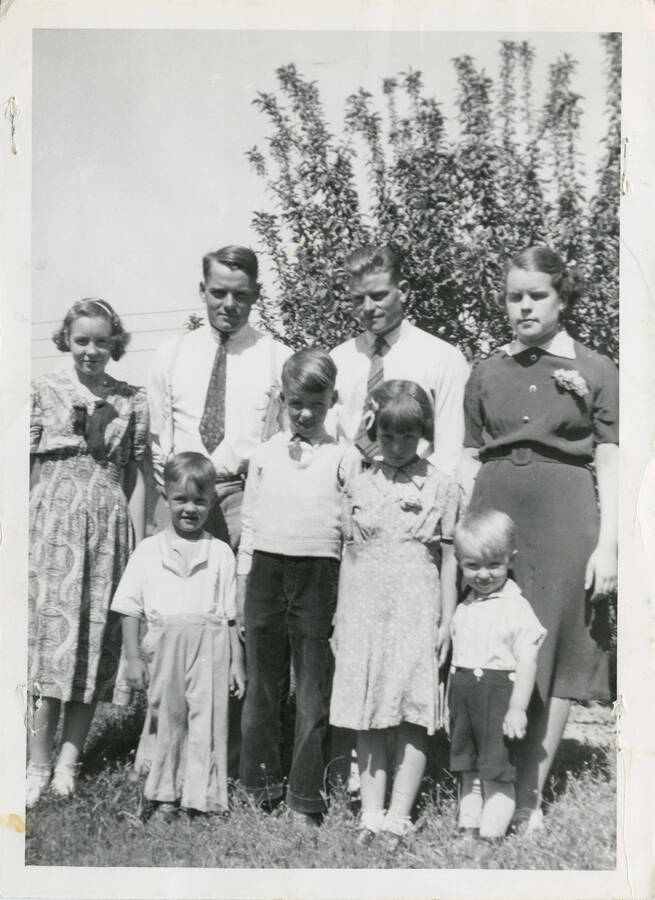 Velma, Howard, Dwight, Elizabeth, Lyle, Dean, Carol, George Strong on Mother's Day 1939