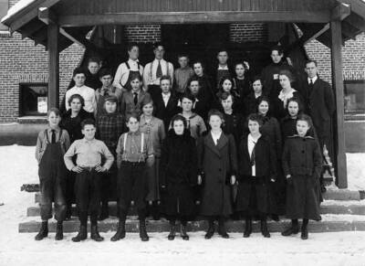 Bovill High School students at Oakey Hall. Front row: Kneeland Parker, Frank Hollenbeck, Joe Evans, Myrtle Benscotter, Inez Harvey, Helen Smith, Marie Jagelow 2nd row: Myrtle Bailey, Violet Higgins, Gladys Miller, Myrtle Bechtol, Nora Porter, Grace Hayes, Jessie Coffey 3rd row: Alan Woolsey, Willard Tarbox, Wallace Boll, Orvel Anderson, Hazel Cunningham, Roberta Tarbox, Miss Buzzel (teacher) 4th row: Clay Anderson, Bill Dajkamp, Charlie Albrecht, Merle Denevan, Marie Benscotter, Floyd Higgins, Ann David, Harry Alt