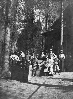 Mr. and Mrs. Bovill, Gwen, and Dorothy pose for a picture with some drummers (traveling salesmen).