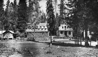 Bovill Hotel before the store (on right) was added on to it. Tamaki Cabin on the left.