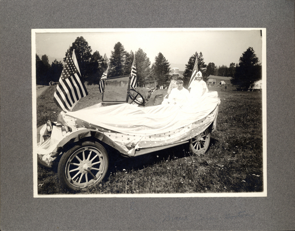 4th of July with decorated car and costumed children