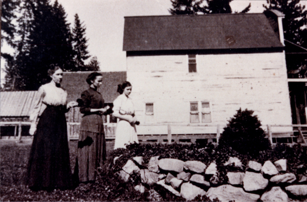 Photograph of Mrs. Charles Luck, Mrs. Boydstun, Florida Boydstun at Lardo in 1908