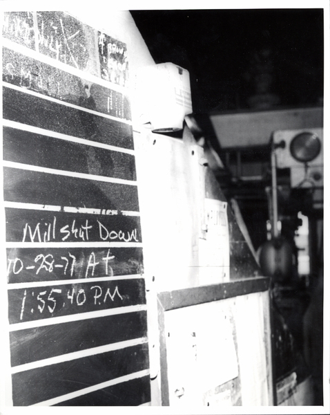 Chalkboard of date and time of the mill shutdown. Image contains the text: "Mill shut Down 10-28-71 A T 1:55:40 P M"