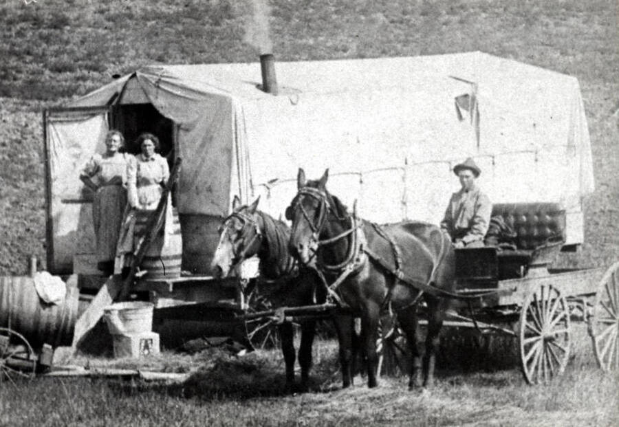 Bill Cameron cook house with the cooks in the doorway and the roustabout sitting in the hack. Picture [from] Buchanan.