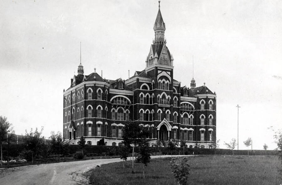 Administration Building, University of Idaho, burned in 1906. Picture from the University of Idaho Library.