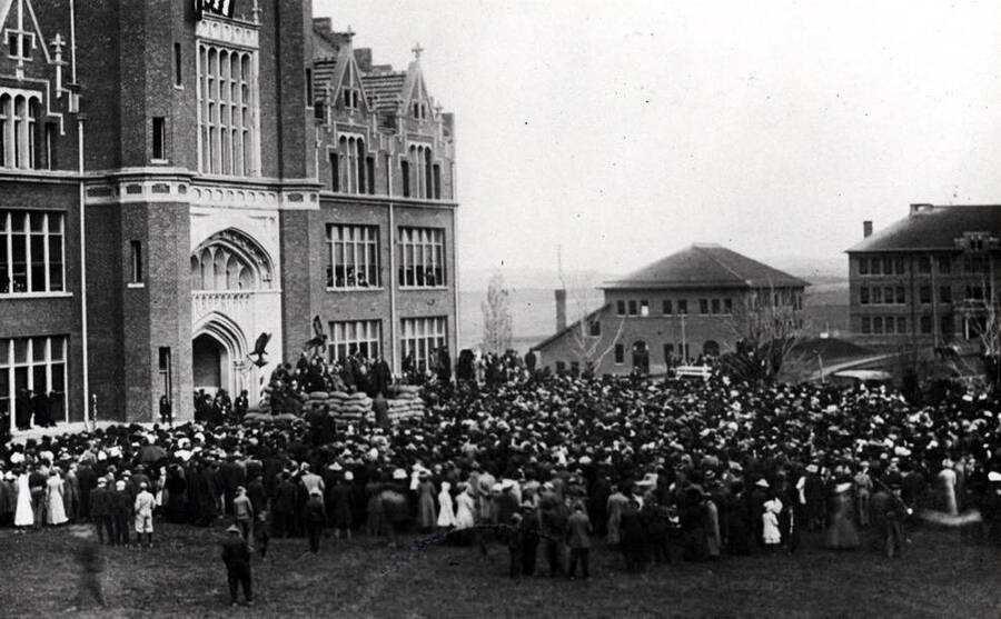 Crowd in front of the Administration Building to see and hear Colonel Roosevelt. April 10, 1911.