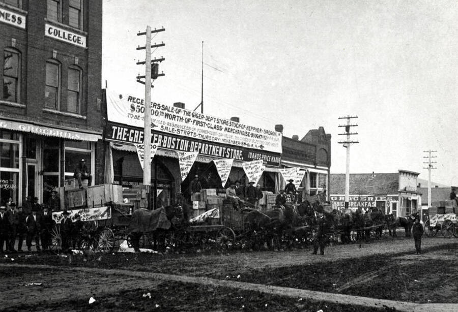 Unloading merchandise from the Heppner, Oregon store in 1906. Williamson also owned this store but decided to close it out.
