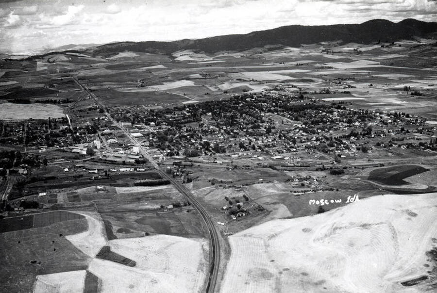 Looking north at Moscow. Highway 95 in foreground. Peterson farm right foreground. Picture by Hodgins 1938.