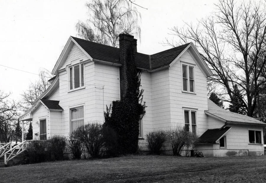 Dr. Carither's residence built in the early 1900s at the N.E. corner of First and Van Buren. Picture by Ott Feb. 10, 1976.