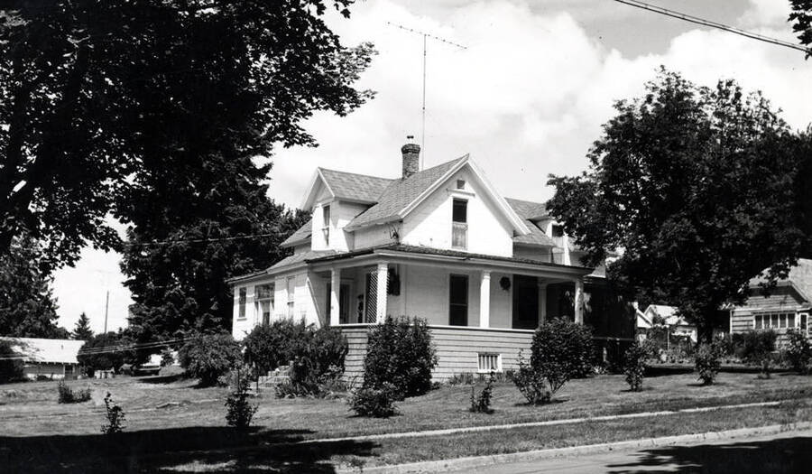 Hap' Moody residence built in the early 1900s at the northwest corner of First and Van Buren streets. Picture by Clifford M. Ott June 25, 1976. Pioneer name of residence not known. Moodys have lived here many years.
