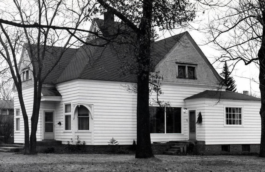Spotswood residence built in 1891. Fred Veatch and Franz also lived here. Located at the southeast corner of A and Van Buren streets. Remodeled and now owned by Loyal Talbott. Picture by Clifford M. Ott, February 10, 1976.