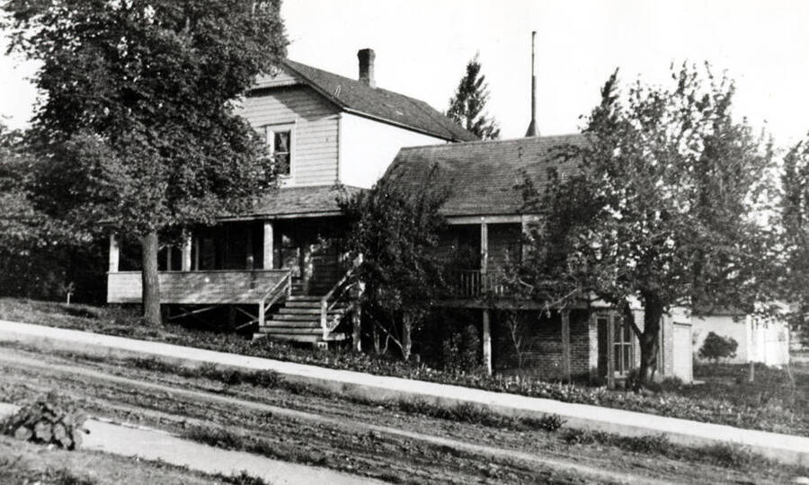 Early pioneer residence owned by attorney Moore located at the southwest corner of A and Washington streets. Picture early 1900s. House has been razed and is a parking lot as of 1976.