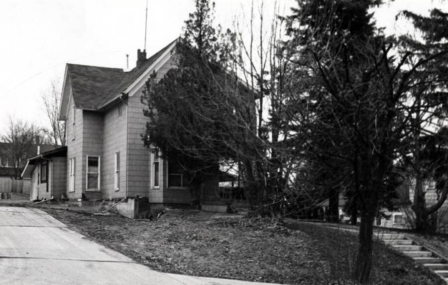 Wylie A. Lauder residence built in the 1890s at 122 South Van Buren Street. Lauder and his brother-in-law Taylor owned and operated the brick plant south of Sixth Street at Ash Street. Alma Lauder Keeling lived here when a small girl. Picture by [Clifford] M. Ott, 1977.