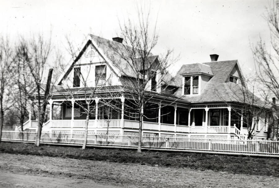 Sir John Moore residence built in 1889 at the northeast corner of Polk and B streets. Picture about 1905; house burned about 1910.