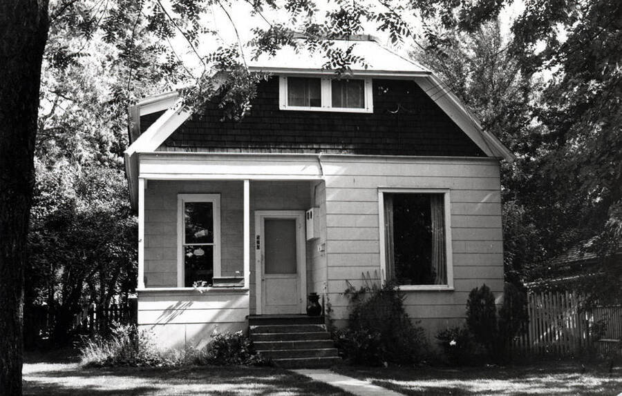 W.L. Payne's first residence built in the 1890s at 520 East B Street. Later he moved to a larger home at 514 East First Street. Payne was a banker of the early 1900s. Picture by Clifford M. Ott, June 29, 1976.
