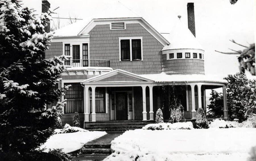 Dr. Charles L. Gritman residence built in the late 1890s at 418 East B Street. Later occupied by Dr. Wilson, then Dr. Raleigh Brooks. Picture about 1940 by Charles Dimond of Hodgins.