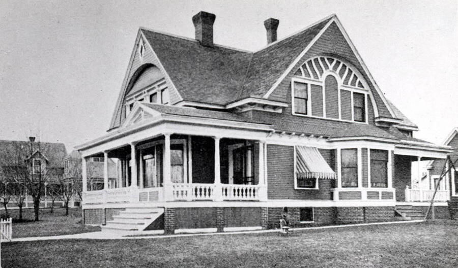 B.T. Byrns residence built in the early 1900s at 622 East B Street. Byrns was an early day businessman and owner of several farms. Picture about 1910.