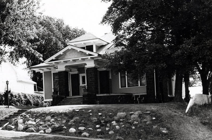 George Creighton residence built in the early 1900s at 120 South Adams Street across the street from Russell School. Creighton was Moscow's pioneer merchant. Picture by Clifford M. Ott, June 30, 1976.