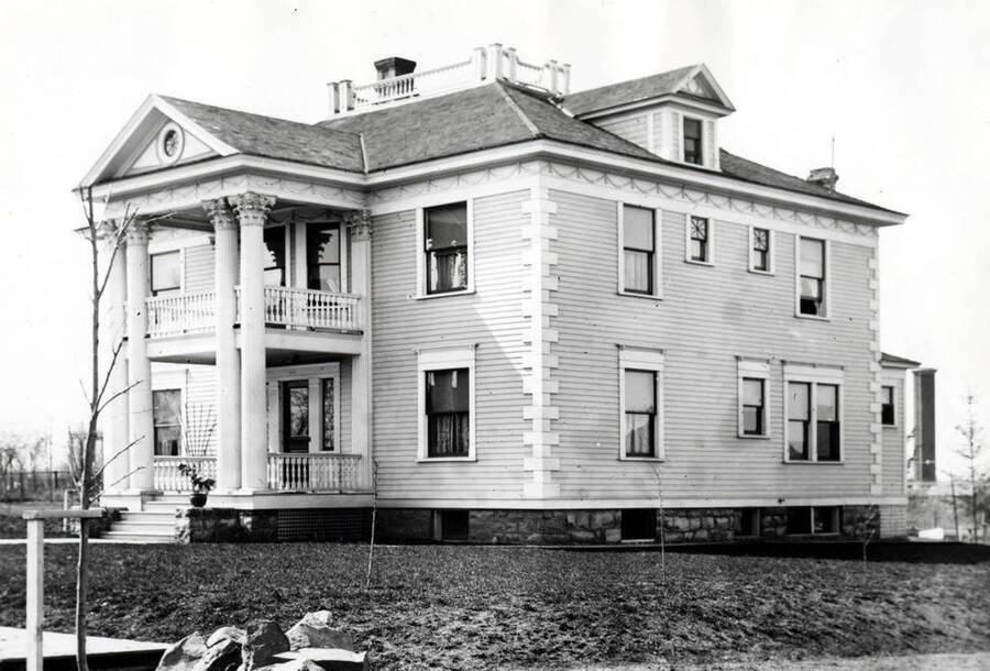C.L. Butterfield residence built 1902-03 at 403 North Polk Street. Butterfield and Elder owned and operated a farm implement store on south Main Street for many years. Picture by M.L. Romig, 1906.
